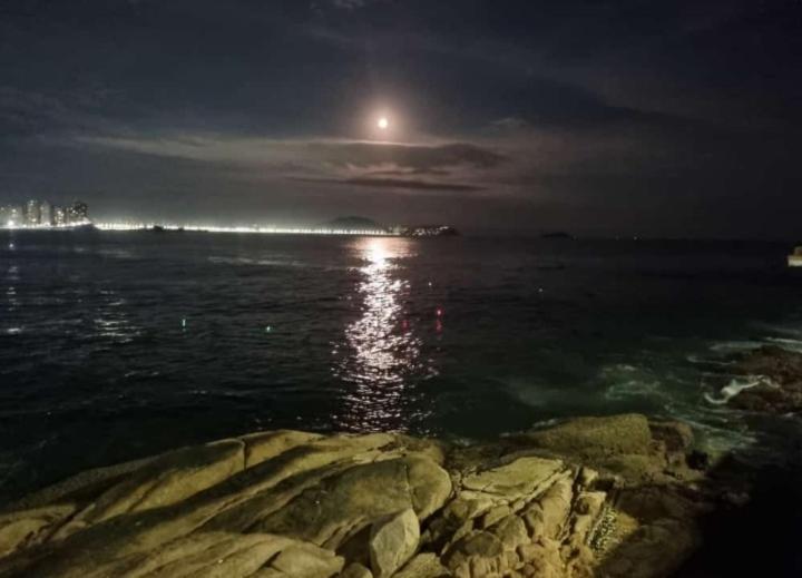 Cobertura Com Churrasqueira Propria E Wi-Fi Perto Da Praia - Excelente Para Familia E Amigos Гуаружа Екстер'єр фото